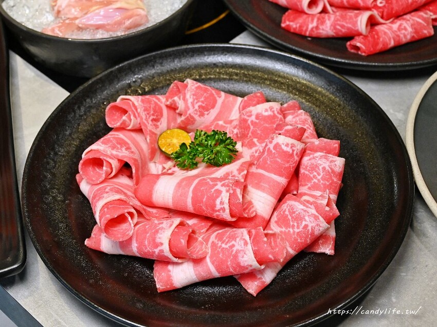 論石間鍋物｜台中人氣鍋物分店新開幕，營業至凌晨兩點，中間不休息，蔬菜自助吧吃到飽，7/31前享湯底免費升級～