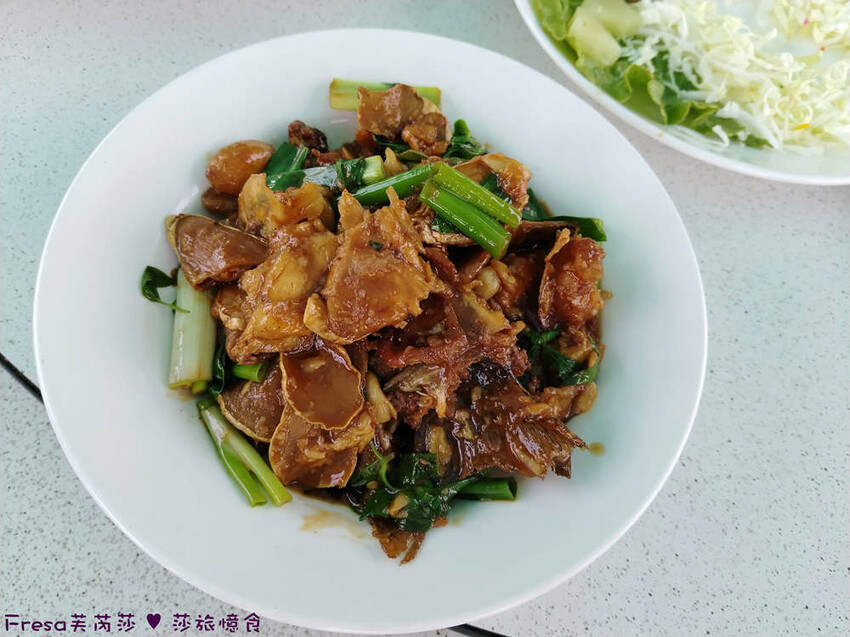 屏東縣琉球鄉小琉球熱炒【飯賣獨品海鮮熱炒店】白沙尾渡船碼頭第一排海景餐廳.小琉球特色菜蜂巢蝦＋龍蝦三明治必點菜色│