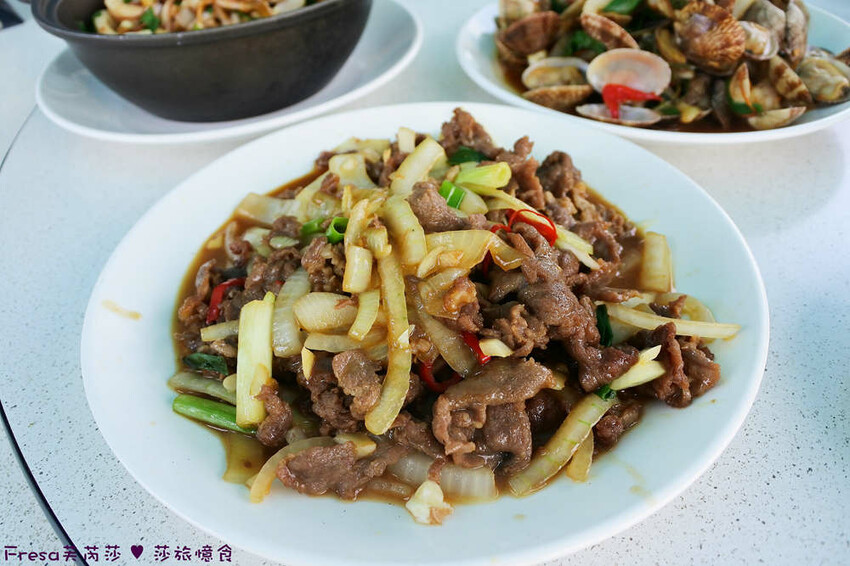 屏東縣琉球鄉小琉球熱炒【飯賣獨品海鮮熱炒店】白沙尾渡船碼頭第一排海景餐廳.小琉球特色菜蜂巢蝦＋龍蝦三明治必點菜色│