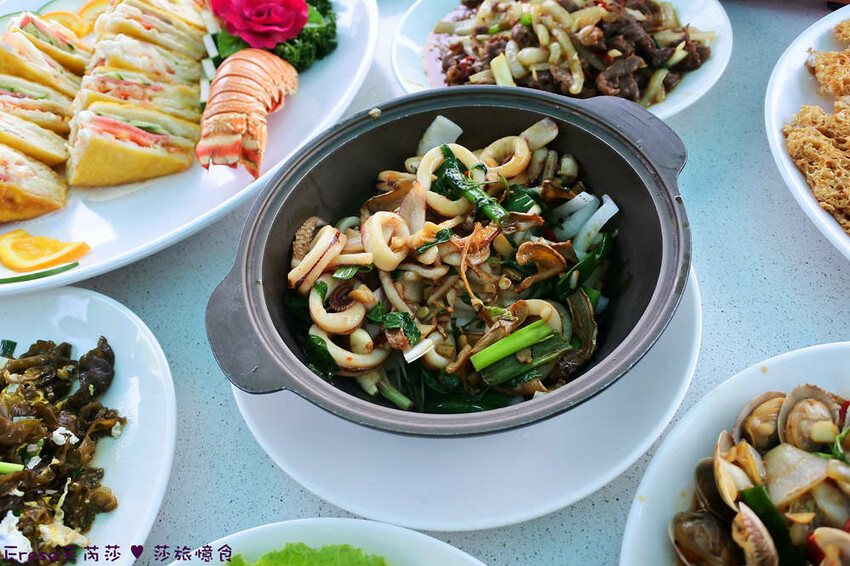 屏東縣琉球鄉小琉球熱炒【飯賣獨品海鮮熱炒店】白沙尾渡船碼頭第一排海景餐廳.小琉球特色菜蜂巢蝦＋龍蝦三明治必點菜色│