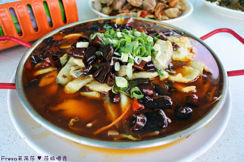 屏東縣琉球鄉小琉球熱炒【飯賣獨品海鮮熱炒店】白沙尾渡船碼頭第一排海景餐廳.小琉球特色菜蜂巢蝦＋龍蝦三明治必點菜色│