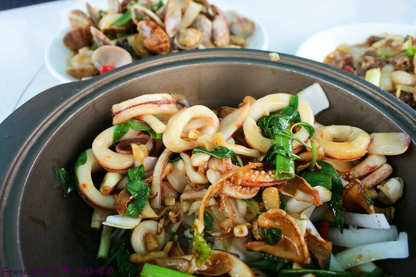 屏東縣琉球鄉小琉球熱炒【飯賣獨品海鮮熱炒店】白沙尾渡船碼頭第一排海景餐廳.小琉球特色菜蜂巢蝦＋龍蝦三明治必點菜色│