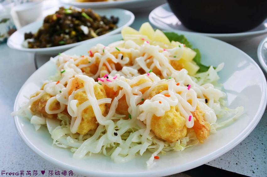 屏東縣琉球鄉小琉球熱炒【飯賣獨品海鮮熱炒店】白沙尾渡船碼頭第一排海景餐廳.小琉球特色菜蜂巢蝦＋龍蝦三明治必點菜色│