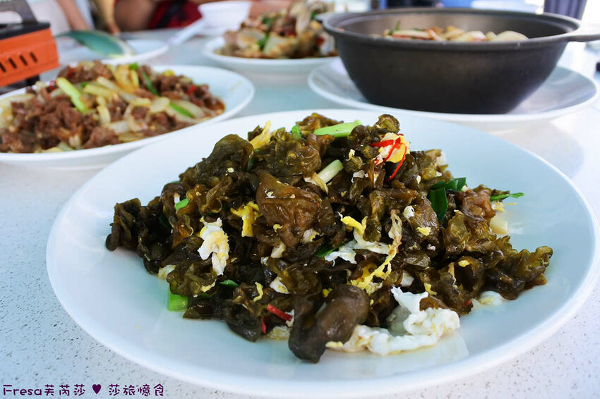 屏東縣琉球鄉小琉球熱炒【飯賣獨品海鮮熱炒店】白沙尾渡船碼頭第一排海景餐廳.小琉球特色菜蜂巢蝦＋龍蝦三明治必點菜色│