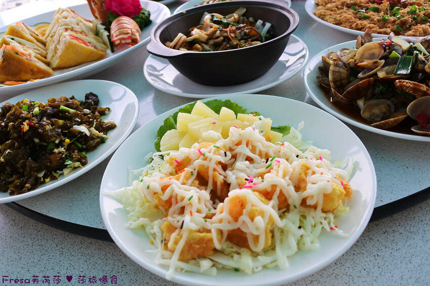 屏東縣琉球鄉小琉球熱炒【飯賣獨品海鮮熱炒店】白沙尾渡船碼頭第一排海景餐廳.小琉球特色菜蜂巢蝦＋龍蝦三明治必點菜色│