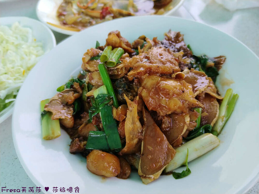 屏東縣琉球鄉小琉球熱炒【飯賣獨品海鮮熱炒店】白沙尾渡船碼頭第一排海景餐廳.小琉球特色菜蜂巢蝦＋龍蝦三明治必點菜色│