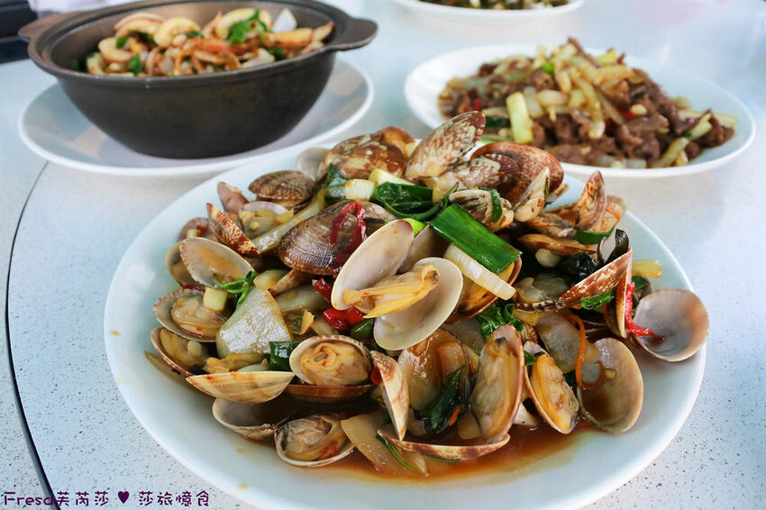 屏東縣琉球鄉小琉球熱炒【飯賣獨品海鮮熱炒店】白沙尾渡船碼頭第一排海景餐廳.小琉球特色菜蜂巢蝦＋龍蝦三明治必點菜色│