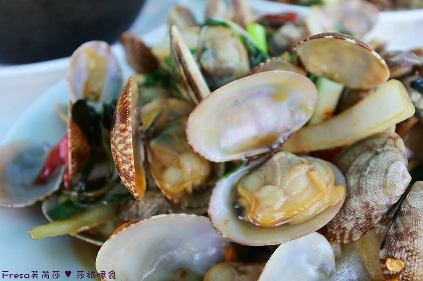 屏東縣琉球鄉小琉球熱炒【飯賣獨品海鮮熱炒店】白沙尾渡船碼頭第一排海景餐廳.小琉球特色菜蜂巢蝦＋龍蝦三明治必點菜色│