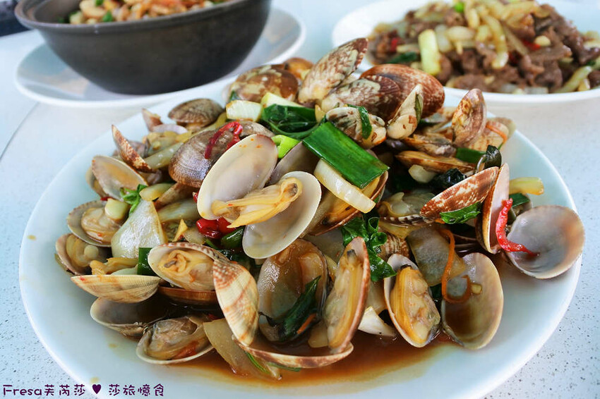 屏東縣琉球鄉小琉球熱炒【飯賣獨品海鮮熱炒店】白沙尾渡船碼頭第一排海景餐廳.小琉球特色菜蜂巢蝦＋龍蝦三明治必點菜色│