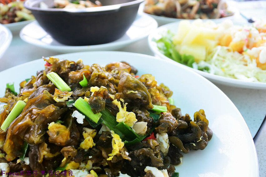 屏東縣琉球鄉小琉球熱炒【飯賣獨品海鮮熱炒店】白沙尾渡船碼頭第一排海景餐廳.小琉球特色菜蜂巢蝦＋龍蝦三明治必點菜色│