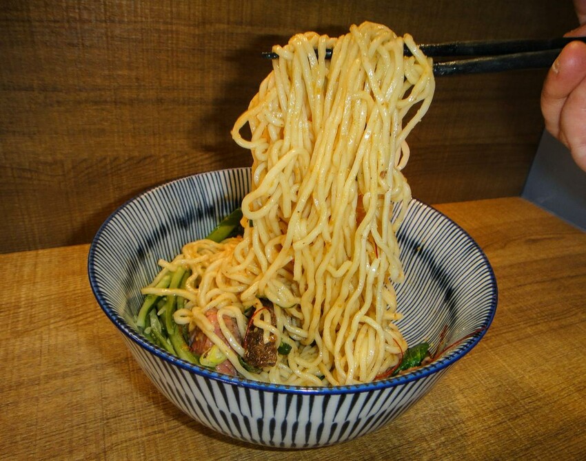 【美食】「潮月沙茶匠私房麵室・珈琲煎焙」沙茶乾拌麵、手沖咖啡