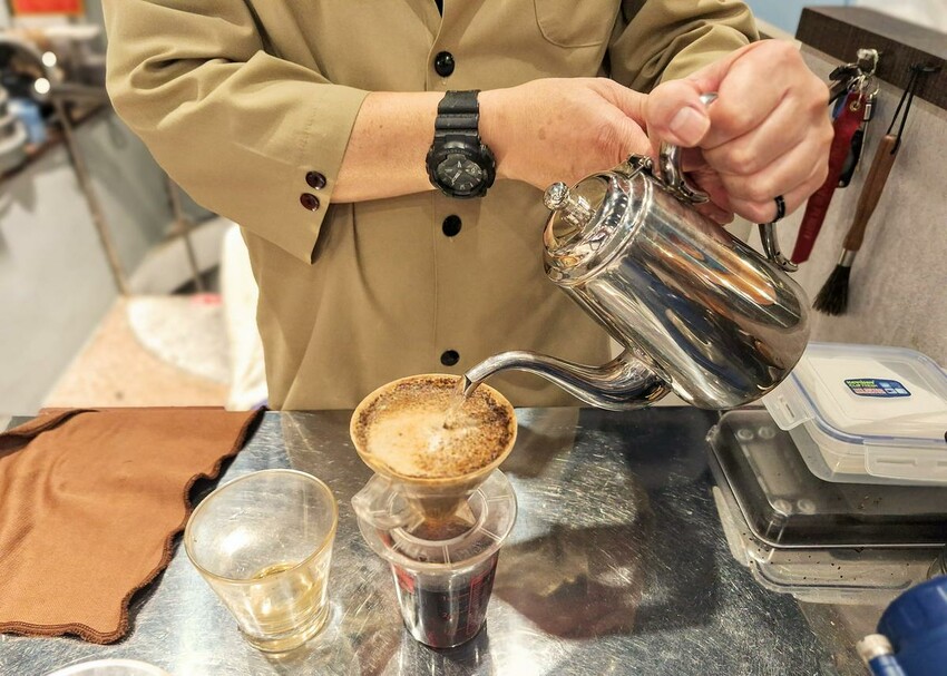 【美食】「潮月沙茶匠私房麵室・珈琲煎焙」沙茶乾拌麵、手沖咖啡