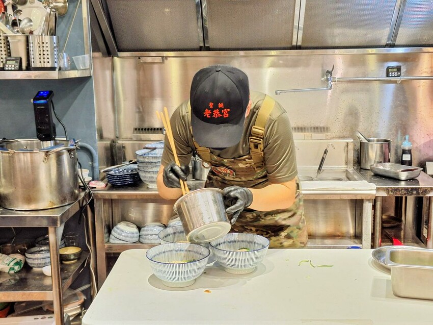 【美食】「潮月沙茶匠私房麵室・珈琲煎焙」沙茶乾拌麵、手沖咖啡