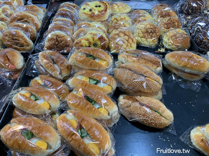 福欣珍餅行⟩傳統麵包餅店界的小七，24小時營業，種類多樣化，價格親民–台中東區美食 @果果愛Fruitlove