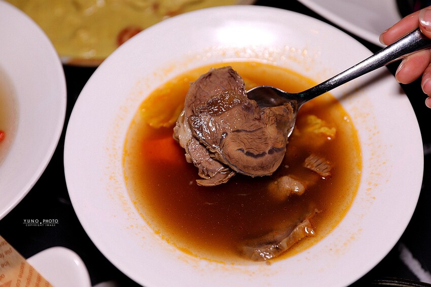 營業至凌晨5點 台北夜貓快典藏！巷弄裡的氛圍網美餐酒館 提供飛鏢機/Beer Pong｜夜色talking bar(台北東區