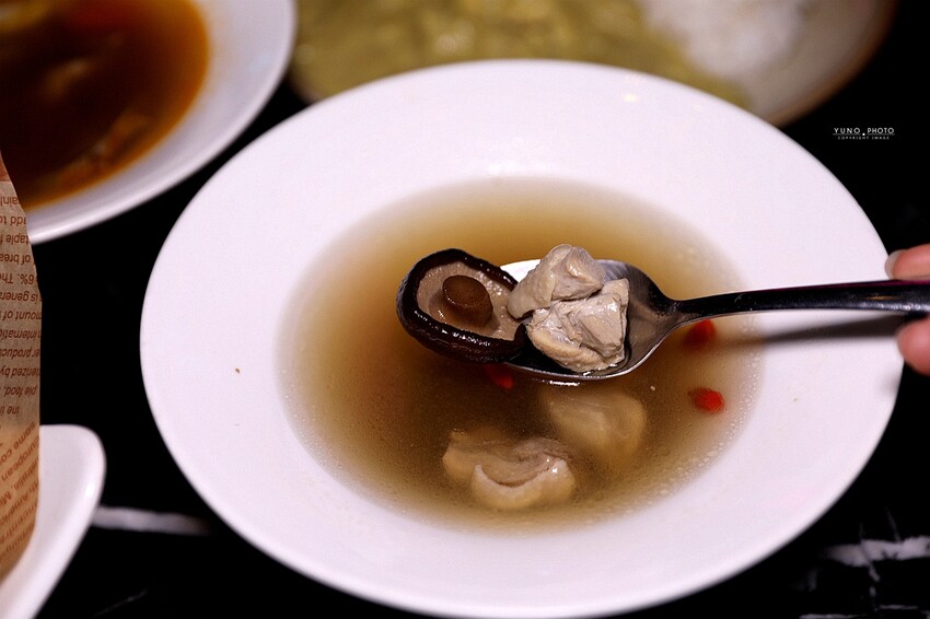 營業至凌晨5點 台北夜貓快典藏！巷弄裡的氛圍網美餐酒館 提供飛鏢機/Beer Pong｜夜色talking bar(台北東區