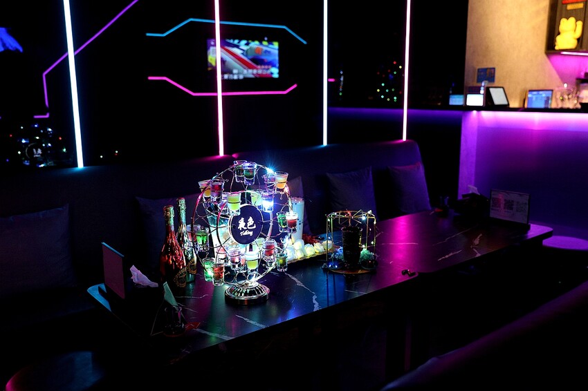 營業至凌晨5點 台北夜貓快典藏！巷弄裡的氛圍網美餐酒館 提供飛鏢機/Beer Pong｜夜色talking bar(台北東區