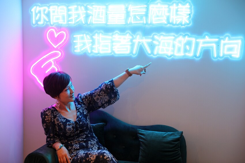 營業至凌晨5點 台北夜貓快典藏！巷弄裡的氛圍網美餐酒館 提供飛鏢機/Beer Pong｜夜色talking bar(台北東區