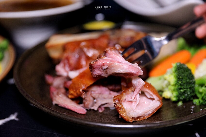 營業至凌晨5點 台北夜貓快典藏！巷弄裡的氛圍網美餐酒館 提供飛鏢機/Beer Pong｜夜色talking bar(台北東區