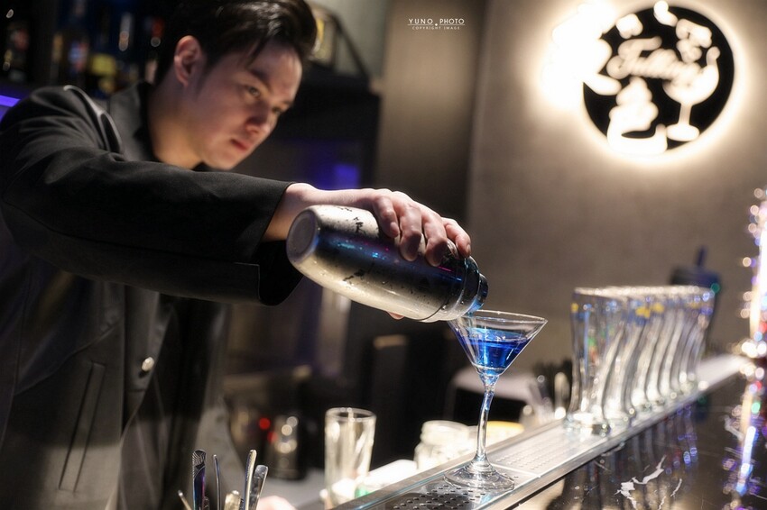 營業至凌晨5點 台北夜貓快典藏！巷弄裡的氛圍網美餐酒館 提供飛鏢機/Beer Pong｜夜色talking bar(台北東區