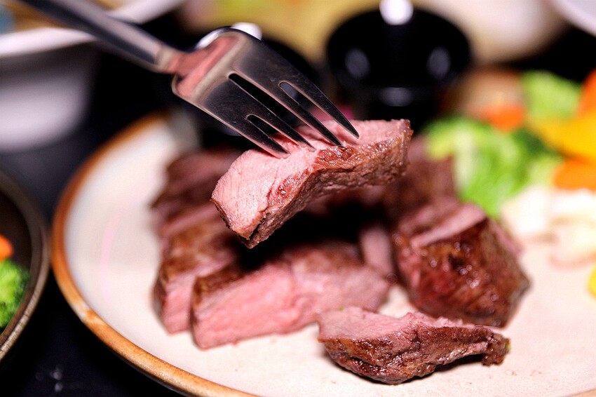 營業至凌晨5點 台北夜貓快典藏！巷弄裡的氛圍網美餐酒館 提供飛鏢機/Beer Pong｜夜色talking bar(台北東區