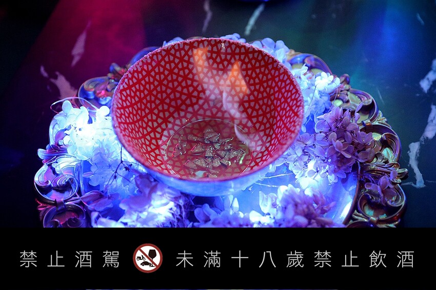 營業至凌晨5點 台北夜貓快典藏！巷弄裡的氛圍網美餐酒館 提供飛鏢機/Beer Pong｜夜色talking bar(台北東區