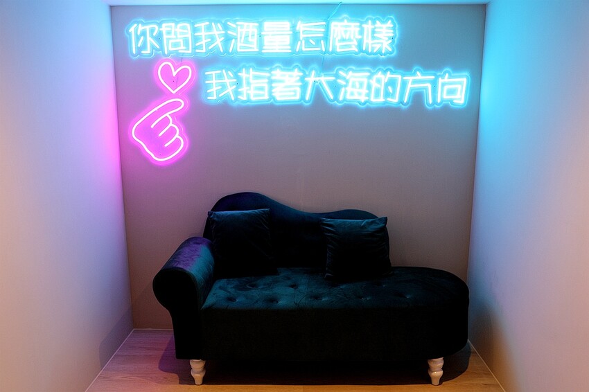 營業至凌晨5點 台北夜貓快典藏！巷弄裡的氛圍網美餐酒館 提供飛鏢機/Beer Pong｜夜色talking bar(台北東區