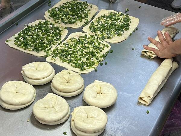 *(蘆洲排隊美食)蘆洲王家手作蔥餅~蘆洲夜市湧蓮寺排隊小吃! *(蘆洲排隊美食)蘆洲王家手作蔥餅~蘆洲夜市湧蓮寺排隊小吃!