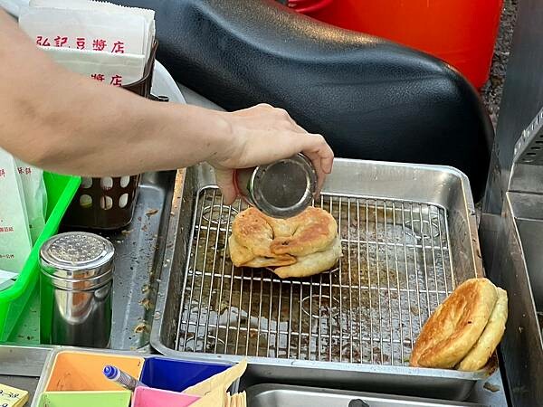 *(蘆洲排隊美食)蘆洲王家手作蔥餅~蘆洲夜市湧蓮寺排隊小吃! *(蘆洲排隊美食)蘆洲王家手作蔥餅~蘆洲夜市湧蓮寺排隊小吃!