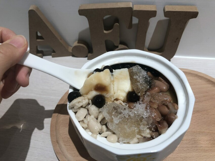 (捷運科技大樓站)阿富豆花瑞安店白金低調裝潢，提供企業下午茶訂購外送，吃得到綿密口感豆花的銅板甜品