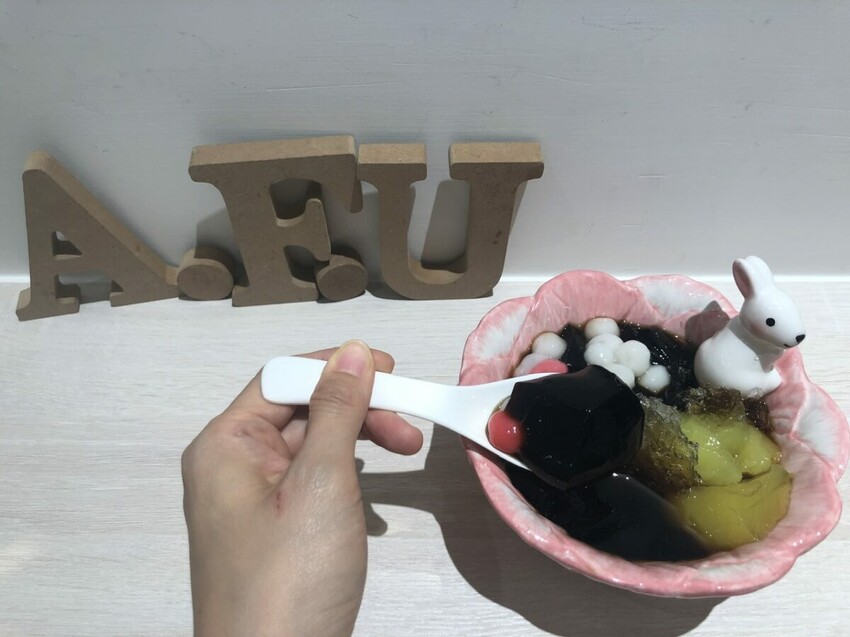 (捷運科技大樓站)阿富豆花瑞安店白金低調裝潢，提供企業下午茶訂購外送，吃得到綿密口感豆花的銅板甜品