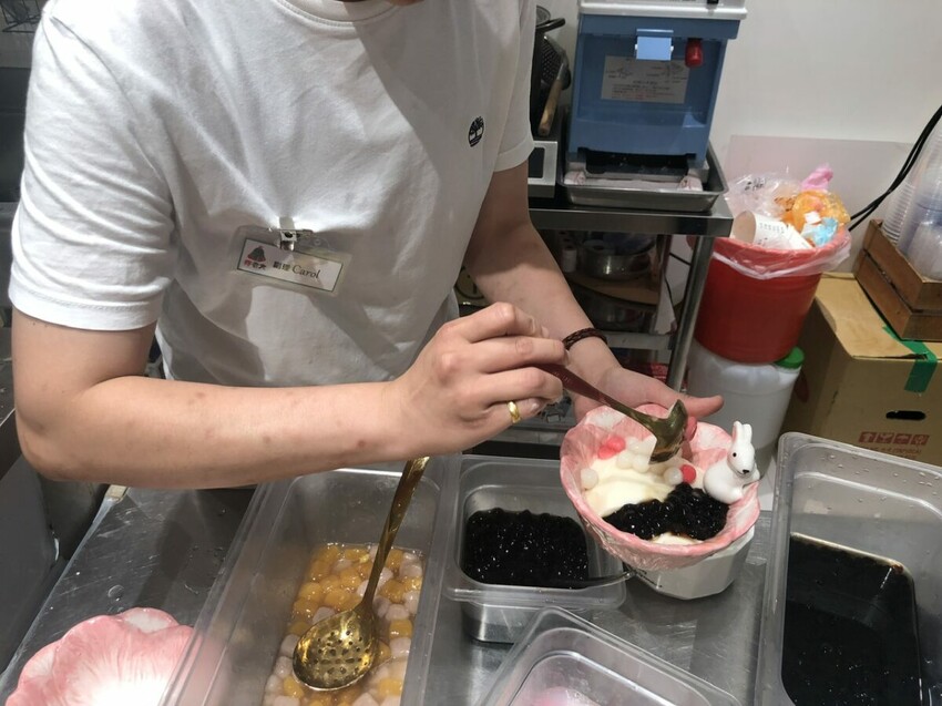 (捷運科技大樓站)阿富豆花瑞安店白金低調裝潢，提供企業下午茶訂購外送，吃得到綿密口感豆花的銅板甜品