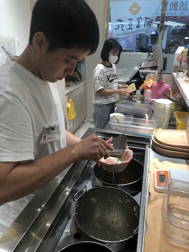 (捷運科技大樓站)阿富豆花瑞安店白金低調裝潢，提供企業下午茶訂購外送，吃得到綿密口感豆花的銅板甜品