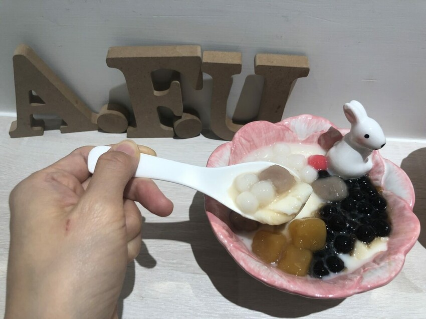 (捷運科技大樓站)阿富豆花瑞安店白金低調裝潢，提供企業下午茶訂購外送，吃得到綿密口感豆花的銅板甜品