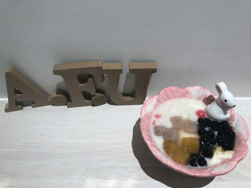 (捷運科技大樓站)阿富豆花瑞安店白金低調裝潢，提供企業下午茶訂購外送，吃得到綿密口感豆花的銅板甜品