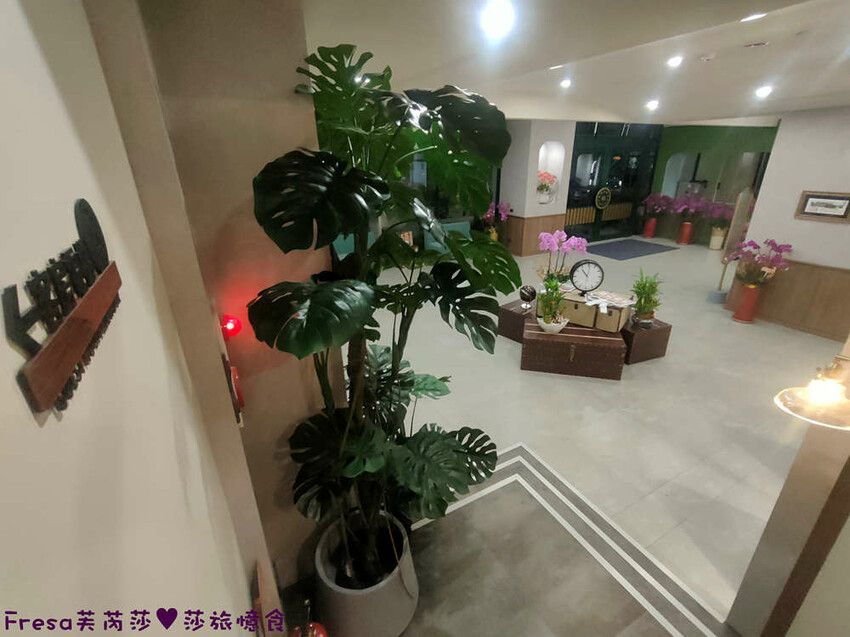 南投住宿【集集鐵道行旅】集集火車站旁質感飯店火車元素.超大寬敞房型山景視野超棒│泡麵餅乾宵夜吃到飽│集集飯店 - Fresa芙芮莎♥莎旅憶食