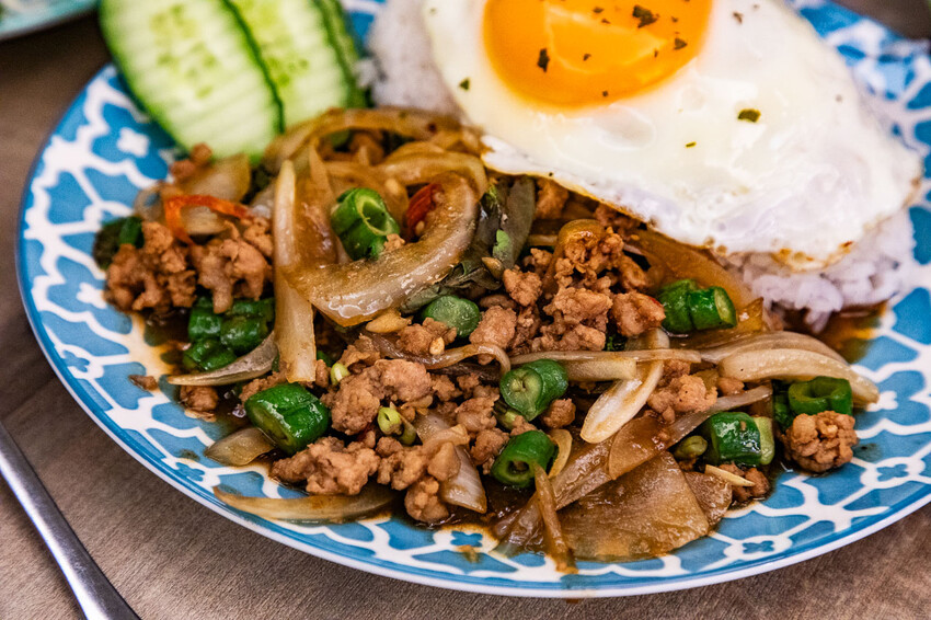 桃園市桃園區泰速泰式料理(藝文店)｜一個人來也可以爽吃的泰式料理，不到百元就有泰式酸辣湯！