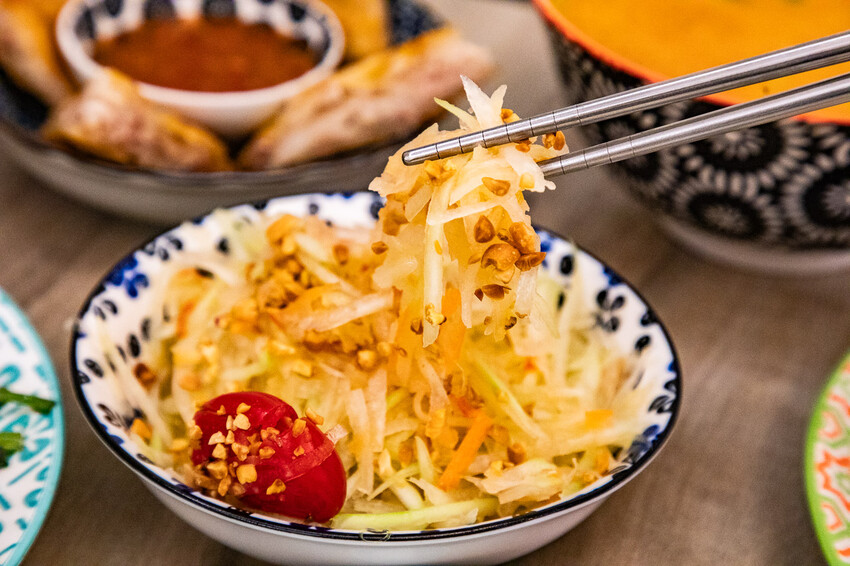 桃園市桃園區泰速泰式料理(藝文店)｜一個人來也可以爽吃的泰式料理，不到百元就有泰式酸辣湯！