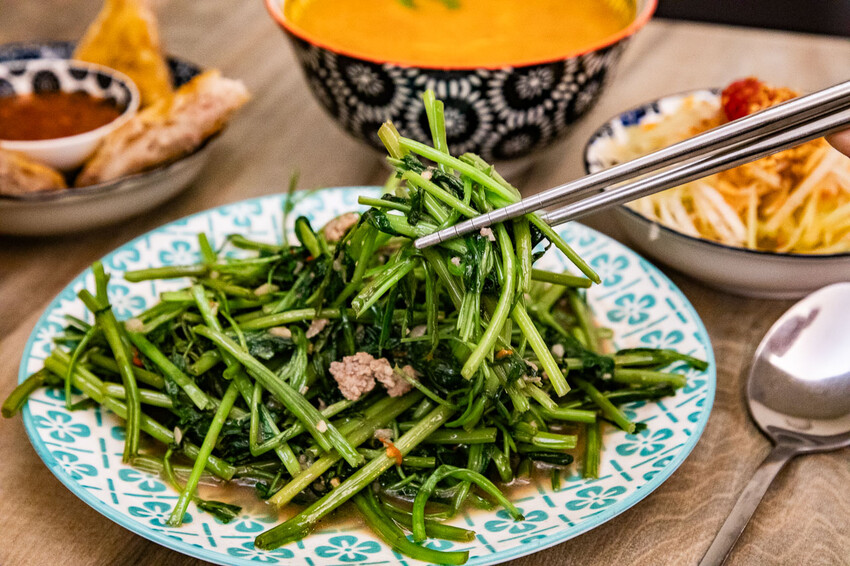 桃園市桃園區泰速泰式料理(藝文店)｜一個人來也可以爽吃的泰式料理，不到百元就有泰式酸辣湯！