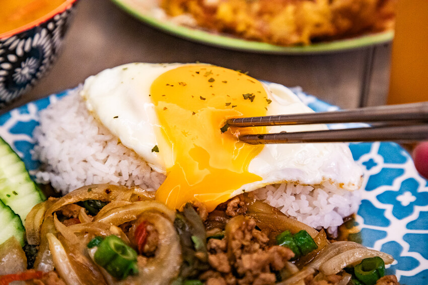 桃園市桃園區泰速泰式料理(藝文店)｜一個人來也可以爽吃的泰式料理，不到百元就有泰式酸辣湯！