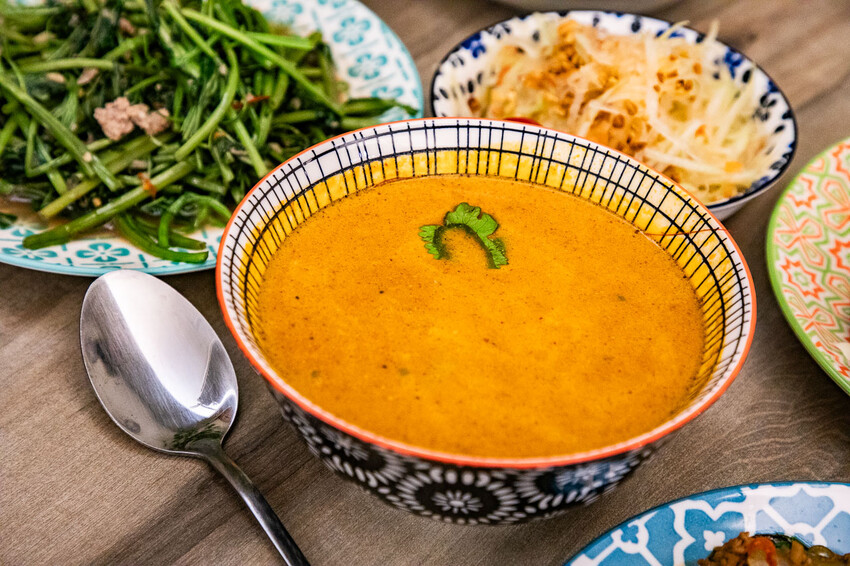 桃園市桃園區泰速泰式料理(藝文店)｜一個人來也可以爽吃的泰式料理，不到百元就有泰式酸辣湯！