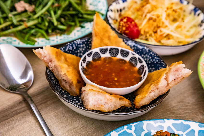 桃園市桃園區泰速泰式料理(藝文店)｜一個人來也可以爽吃的泰式料理，不到百元就有泰式酸辣湯！