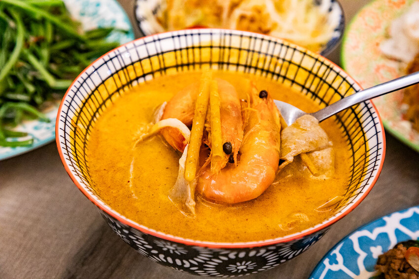 桃園市桃園區泰速泰式料理(藝文店)｜一個人來也可以爽吃的泰式料理，不到百元就有泰式酸辣湯！