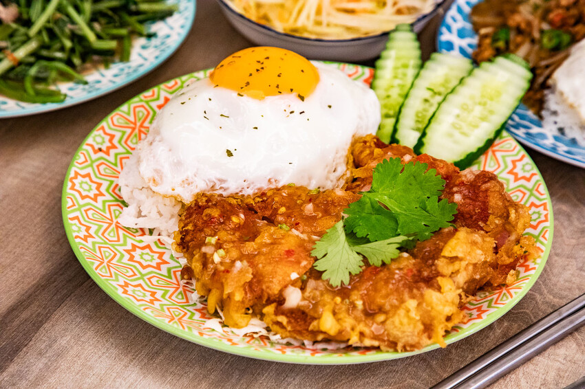 桃園市桃園區泰速泰式料理(藝文店)｜一個人來也可以爽吃的泰式料理，不到百元就有泰式酸辣湯！