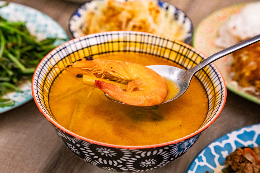 桃園市桃園區泰速泰式料理(藝文店)｜一個人來也可以爽吃的泰式料理，不到百元就有泰式酸辣湯！