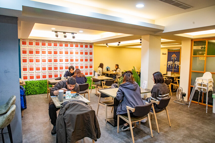 桃園市桃園區泰速泰式料理(藝文店)｜一個人來也可以爽吃的泰式料理，不到百元就有泰式酸辣湯！