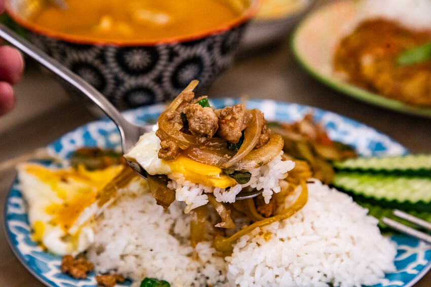 桃園市桃園區泰速泰式料理(藝文店)｜一個人來也可以爽吃的泰式料理，不到百元就有泰式酸辣湯！
