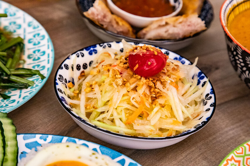 桃園市桃園區泰速泰式料理(藝文店)｜一個人來也可以爽吃的泰式料理，不到百元就有泰式酸辣湯！