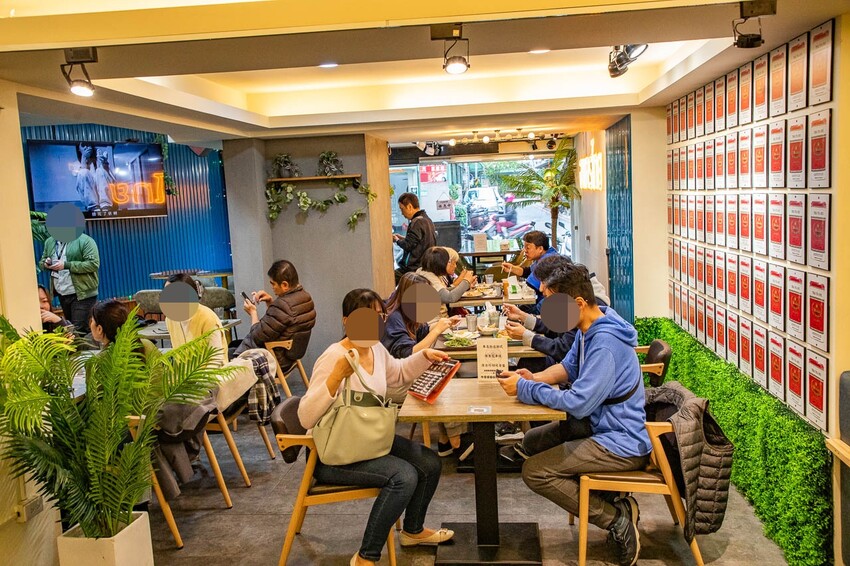 桃園市桃園區泰速泰式料理(藝文店)｜一個人來也可以爽吃的泰式料理，不到百元就有泰式酸辣湯！