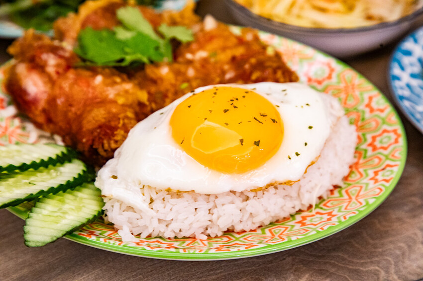 桃園市桃園區泰速泰式料理(藝文店)｜一個人來也可以爽吃的泰式料理，不到百元就有泰式酸辣湯！